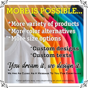 Peut inclure: Image vibrante de t-shirts color&eacute;s suspendus &agrave; des cintres en bois. Le texte superpos&eacute; indique "MORE IS POSSIBLE..." avec des informations sur la vari&eacute;t&eacute; des produits, les options de couleurs, les tailles, les designs et les textes personnalis&eacute;s. La phrase "You dream it, we design it" est &eacute;galement pr&eacute;sente.