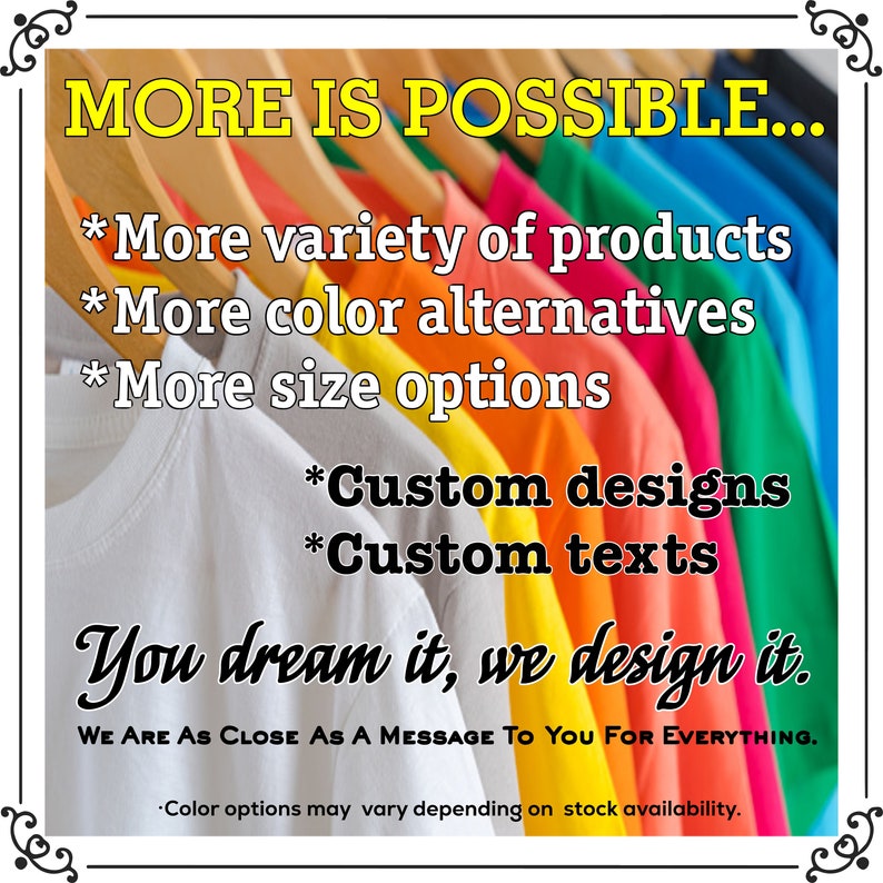 Peut inclure: Image vibrante de t-shirts color&eacute;s suspendus &agrave; des cintres en bois. Le texte superpos&eacute; indique "MORE IS POSSIBLE..." avec des informations sur la vari&eacute;t&eacute; des produits, les options de couleurs, les tailles, les designs et les textes personnalis&eacute;s. La phrase "You dream it, we design it" est &eacute;galement pr&eacute;sente.