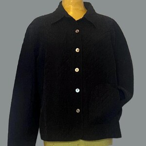 Vintage zwart zijden gewatteerd jack | Rustige luxe | Knoopsluiting, maat Large
