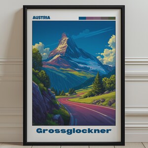 以下が含まれることがあります： 上部に「AUSTRIA」、下部に「Grossglockner」の文字が記された、山岳風景の額入りトラベルポスター。青い空の下、雪を頂いた大きな山の頂上へと続く曲がりくねった道路が描かれています。