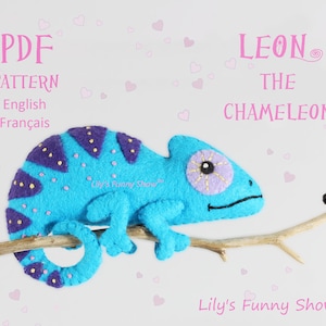 Peut inclure: Patron PDF pour un jouet en feutre de caméléon nommé Léon. Le patron est disponible en anglais et en français. Le caméléon est bleu avec des accents violets et jaunes et est assis sur une branche. Une petite abeille est sur la branche à côté du caméléon.