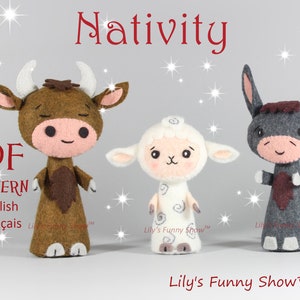 Op de afbeelding: Drie vilten kerststalfiguren: een bruine os, een wit lam en een grijze ezel. Elk heeft een lachend gezicht en draagt een kegelvormig lichaam. De tekst "Nativity", "PDF PATTERN", "English" en "Français" is ook zichtbaar.