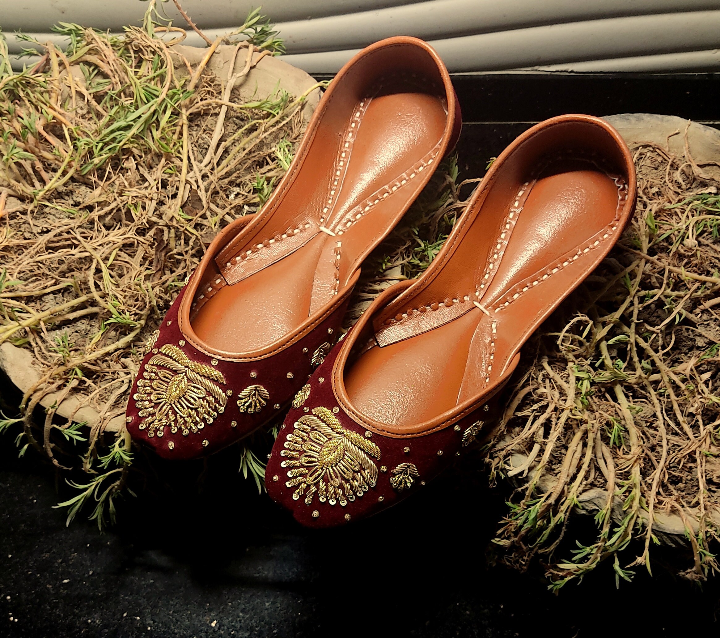Maroon khussa store
