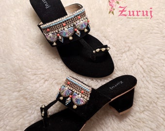 Femmes noires kolhapuri chappal | Chaussures d’été fabriquées à la main, style indien, Sandales à talons, Sandales pour femmes, Plates, Sandales ethniques, Tongs