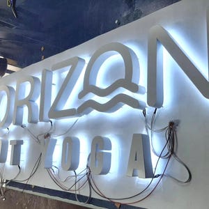 Letrero de pared con logotipo retroiluminado, letrero de bienvenida para interiores, letrero de pared moderno para oficina, letras blancas 3D, logotipo retroiluminado 3D, letras personalizadas para exteriores