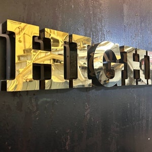 Letrero retroiluminado 3D, señalización LED 3D, letras doradas, diseño exterior personalizado, letrero comercial 3D, letrero iluminado, letrero personalizado para oficina, letrero dorado.