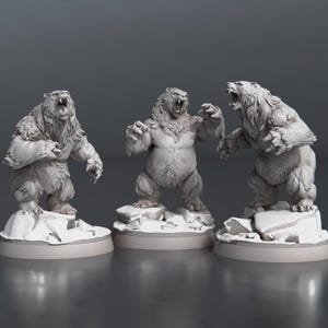 Op de afbeelding: Drie witte ijsbeerbeeldjes met open bekken, staande op ijzige bases. De beren zijn gebeeldhouwd in een dynamische pose, met hun klauwen uitgestoken en hun vacht gedetailleerd.