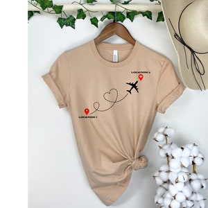 Camisa de ubicación personalizada, camisa de viaje personalizada, camisa de relación de larga distancia, camisa de avión personalizada, camiseta de modo avión, camisa de compañeros de viaje imagen 3
