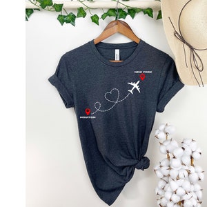 Camisa de ubicación personalizada, camisa de viaje personalizada, camisa de relación de larga distancia, camisa de avión personalizada, camiseta de modo avión, camisa de compañeros de viaje imagen 5