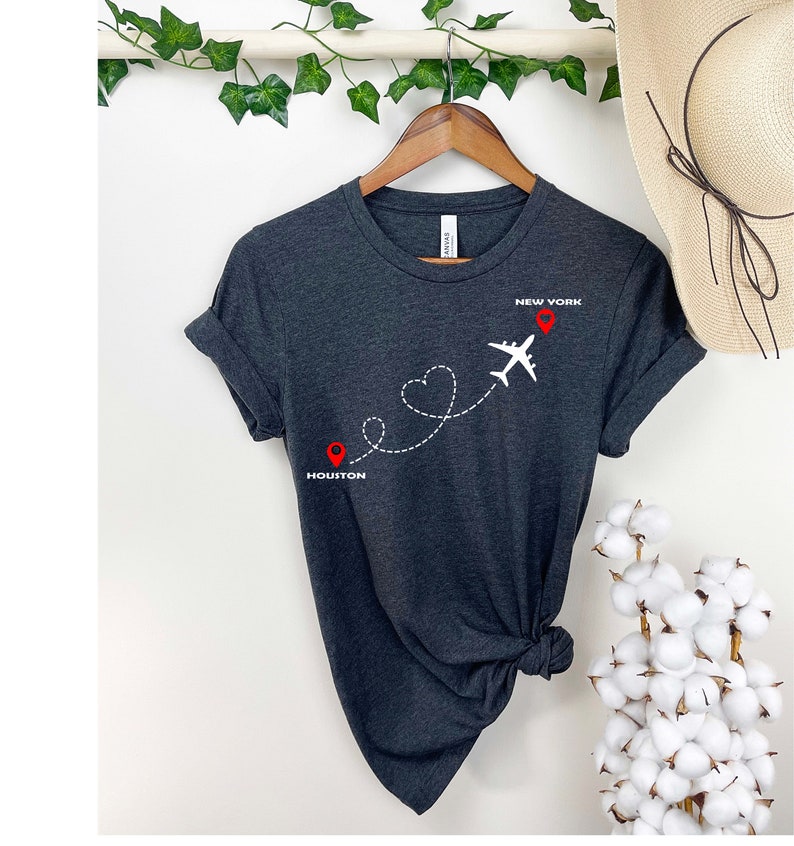 Camisa de ubicación personalizada, camisa de viaje personalizada, camisa de relación de larga distancia, camisa de avión personalizada, camiseta de modo avión, camisa de compañeros de viaje imagen 5
