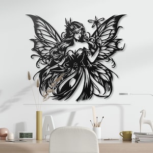 Puede incluir: Arte de pared de metal negro con un hada con las alas extendidas, sosteniendo una libélula. El hada tiene el pelo largo y suelto y lleva un vestido.