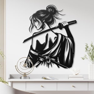 Arte de pared de metal con una mujer samurái: Katana japonesa para decorar el hogar