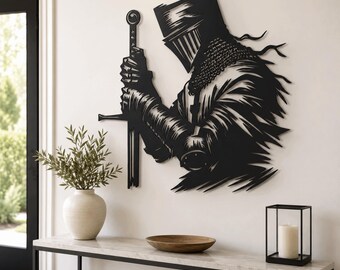 Könnte beinhalten: Ein Wandkunstobjekt aus schwarzem Metall, das einen Ritter in Rüstung mit Helm und Kettenhemd darstellt, der ein langes Schwert mit beiden Händen hält. Das Design zeichnet sich durch scharfe, kantige Linien und einen Silhouettenstil aus.