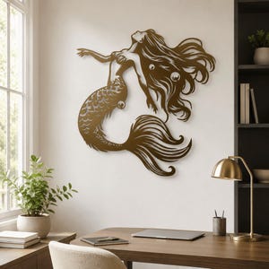 Puede incluir: Una pieza de arte mural de metal en color bronce que representa a una sirena con cabello largo y fluido y una cola detallada. La silueta muestra a la sirena extendiendo un brazo hacia arriba, con detalles recortados en el dise&ntilde;o del cabello y la cola.