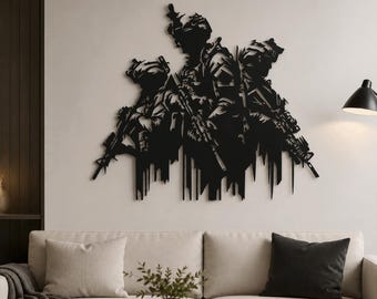 Può includere: Un'opera d'arte da parete in metallo nero che raffigura la silhouette di tre soldati in equipaggiamento tattico, ognuno con un fucile. Il design include linee verticali simili a gocce che si estendono dal fondo delle figure, creando un effetto di ritaglio dettagliato.