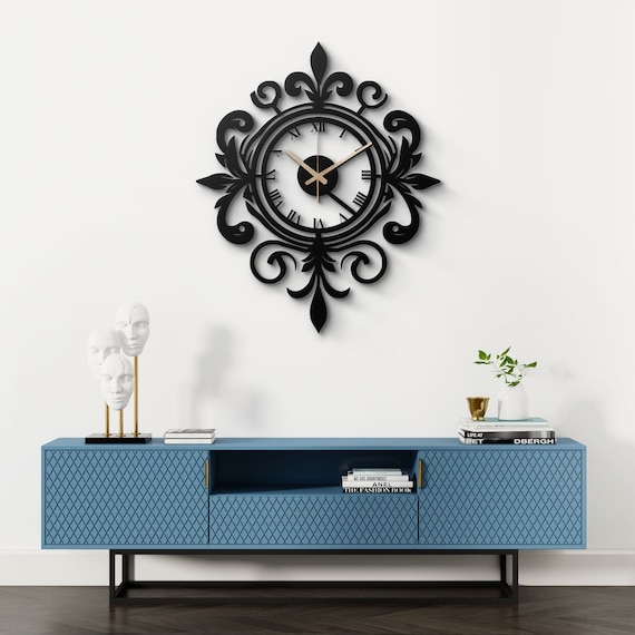 Elegant Metal Wall Clock - Ornate Fleur-de-Lis Design, Vintage Roman Numerals, Stylish Home Decor, Unique Wall Art for Living Room