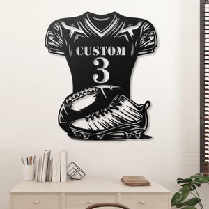 Arte mural metálico personalizado con camisetas y botas de fútbol americano – Decoración deportiva personalizada