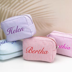 Personalisierte Seersucker Make-up Tasche, Gestickte Name Kosmetiktasche, Brautjungfer Geschenke, Brautparty Geschenke, Make-up Organizer Tasche, Brautparty Geschenk