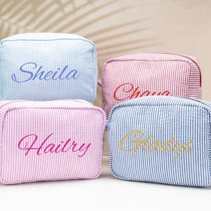 Bestickte Make-up-Tasche, Personalisiert, Geschenk für Frauen, Seersucker Kosmetiktasche, Reise-Kulturtasche, Brautjungfer Geschenke, Individueller Make-up-Veranstalter