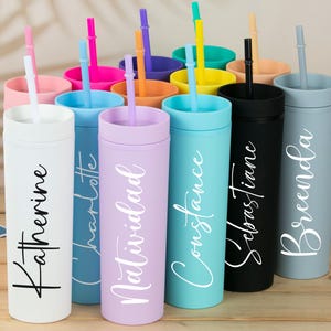 Personalisierter Becher mit Deckel und Strohhalm, benutzerdefinierter dünner Becher, pastellfarbener matter Becher, Brautjungfern-Geschenke, Brautjungfer-Vorschlag, Brautparty-Geschenk