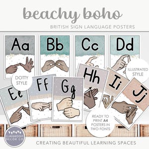 Puede incluir: Un conjunto de diez carteles alfabéticos que presentan los signos del lenguaje de señas británico para cada letra. Los carteles están en un estilo boho playero con un esquema de color azul claro, gris y beige. Los carteles están listos para imprimir en dos fuentes, un estilo de puntos y un estilo ilustrado.
