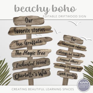 Puede incluir: Un conjunto de seis letreros de madera con texto negro, con un tema boho playero. Los letreros están dispuestos en una pila vertical, con el letrero superior que dice "Nuestras historias favoritas". El letrero inferior dice "La telaraña de Charlotte".