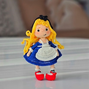 Alice Mini Amigurumi Doll Alicja w Krainie Czarów, Kreskówka, Lalka Szydełkowa, Miniaturowa Lalka, Ręcznie Robiona, Malutkie Zabawki Amigurumi, Organiczna Lalka