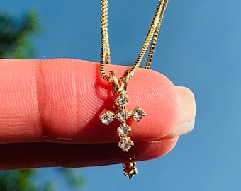 Collier croix petit diamant 18K pour bébé fille, cadeau de baptême pour fille, chaîne croix remplie d'or, bijoux étanches, cadeau religieux pour elle