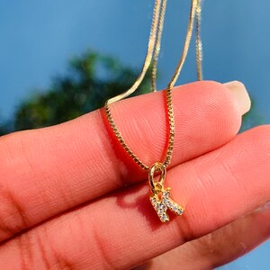Collar inicial de 18K para niña, collar de letra de niña bebé, cadena inicial pequeña, joyería impermeable, regalo para niña, regalo de niña de 1 año