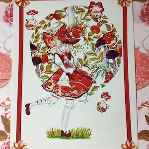 Puede incluir: Una ilustración de acuarela de una niña que lleva un sombrero y un vestido rojos con un estampado floral. Ella está sosteniendo un animal rojo y blanco con una flor en la cabeza. El fondo es un círculo de flores rojas, hojas verdes y setas marrones.