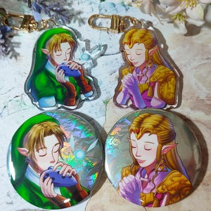 Puede incluir: Cuatro llaveros con personajes de la serie de videojuegos The Legend of Zelda. Los llaveros están hechos de plástico transparente con un acabado holográfico. Los personajes son Link, Zelda y Ganondorf. Los llaveros están todos en diferentes poses y tienen diferentes expresiones.