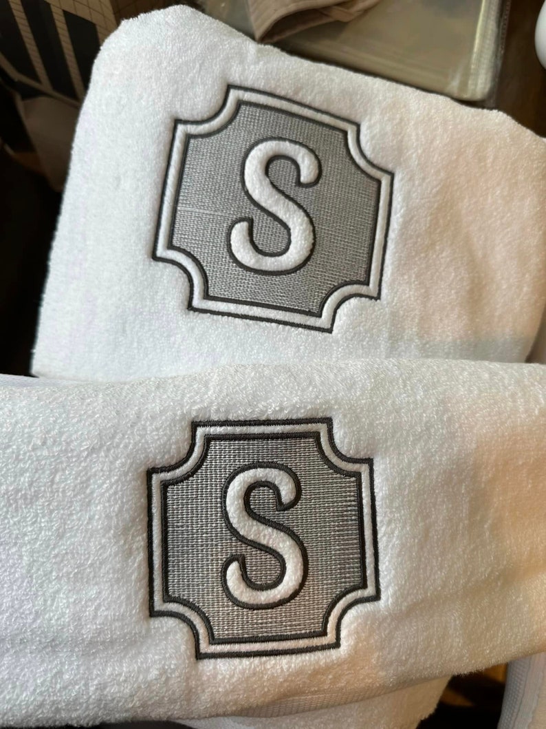 Monogram Embroidered Egyptian Cotton Hand Towel: Personalized Initial