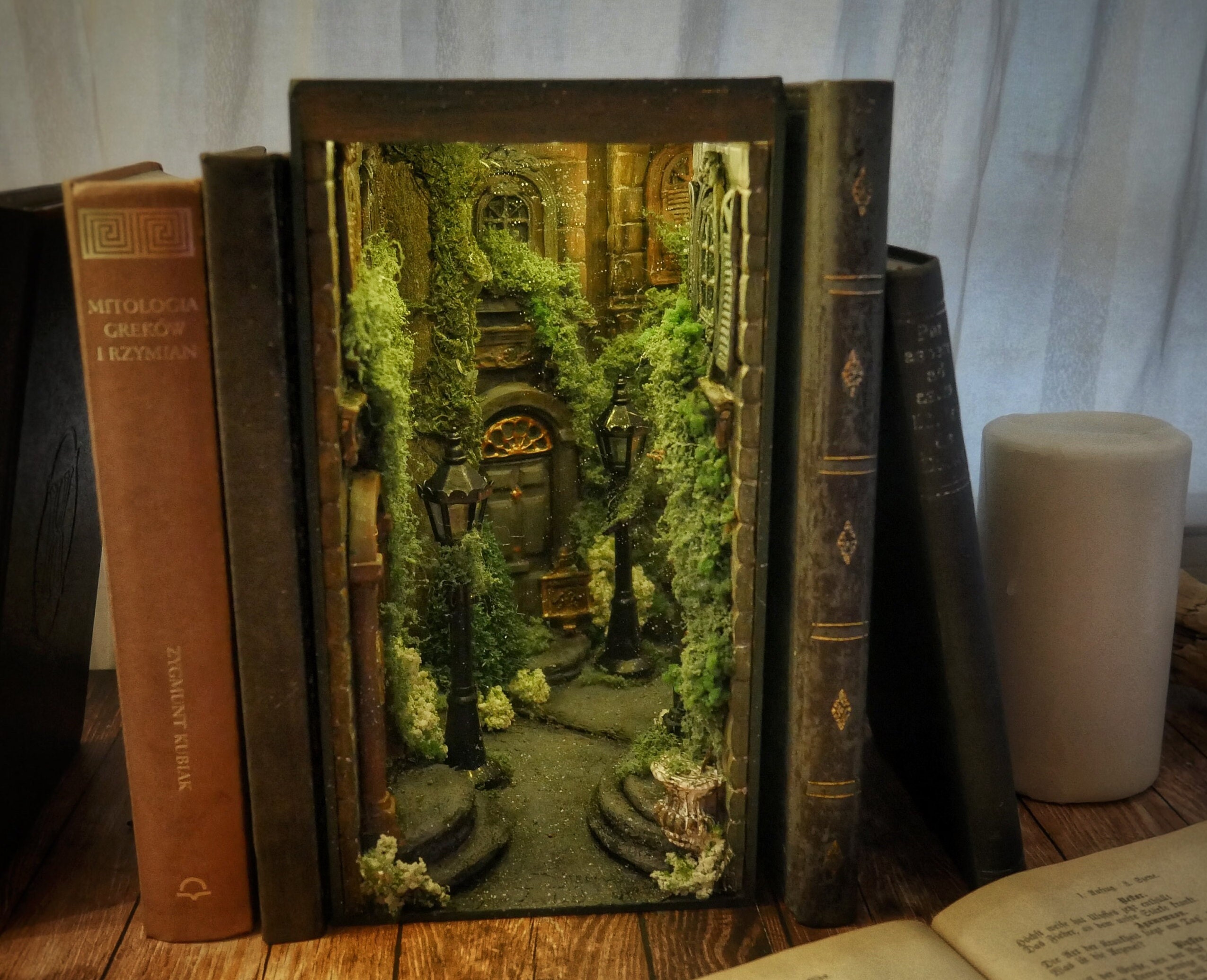 Dark Night Artist Alley Book Nook With a Mirror,old Tenement Houses Booknook,bookshelf  Insert Decor With Light,finished Diorama 