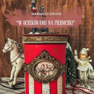 Pode incluir: Uma caixa decorativa listrada em vermelho e branco com uma imagem emoldurada em ouro de crianças. A caixa é adornada com acabamentos dourados e o texto "WARSZTAT ONLINE" e "W OCZEKIWANIU NA PIERNICZKI". Um cavalo de balanço branco e uma pequena estatueta estão por perto.