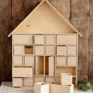 Ruwe houten adventskalender met lades: aftellen tot kerst