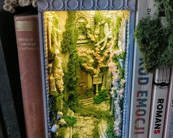 Klaar om te gaan, Oud Engels steegje boekenhoek met spiegel, lentebloem, herenhuis boekenhoek, boekenplank decor licht, afgewerkte diorama straat