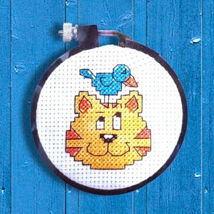 Kit: Neues Vtg Lerne ein Handwerk für KINDER Kreuzstich ~ Katze und Vogel "Freunde?" Made In USA ~ 3" Hoop inklusive fv