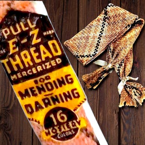 Pode incluir: Um close-up de um pacote de fio mercerizado Pull E-Z Thread para costurar e remendar. O pacote é amarelo e laranja com texto preto e um círculo vermelho com o número 16 e a palavra "cores" em branco.