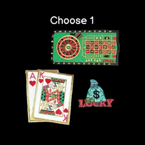 Peut inclure: Trois patchs brodés sur le thème du casino. Le premier patch est une roue de roulette verte et dorée avec les numéros 1 à 21. Le deuxième patch est une paire de cartes à jouer, l'As et le Roi de Cœur. Le troisième patch est un sac d'argent vert avec un signe dollar et le mot "LUCKY" en rouge.