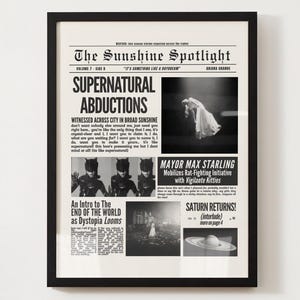 Puede incluir: Un recorte de periódico en blanco y negro con el titular "The Sunshine Spotlight" y el subtítulo "Supernatural Abductions." El artículo trata sobre abducciones sobrenaturales presenciadas en toda la ciudad a plena luz del sol. Otros titulares incluyen "An Intro to The End of The World as Dystopia Looms" y "Saturn Returns!"