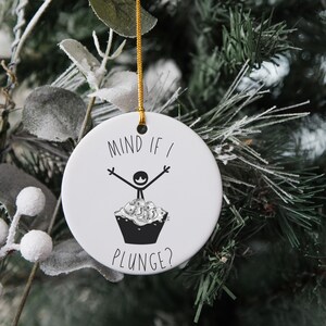 Könnte beinhalten: Weißer Keramik-Weihnachtsbaumschmuck mit einer schwarzen Strichmännchenfigur in einer Wanne mit Eis und dem Text "Mind if I Plunge?"