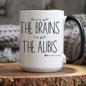 BRAINS AND ALIBIS nome personalizzato regalo migliore amico, regalo di compleanno bff, regalo sarcastico migliore amico, regalo amicizia, regali migliore amico, tazza regalo divertente