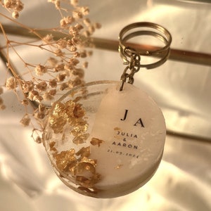 Llavero de epoxi personalizable para recuerdo de boda/Llavero de recuerdo de boda/Llavero de recuerdo de despedida de soltera/Regalo de boda elegante/Regalo de boda único