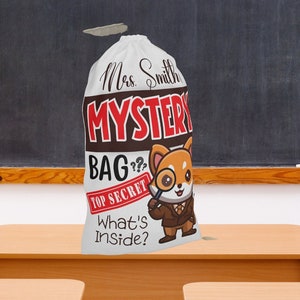 Pode incluir: Uma bolsa branca com cordão com a inscrição "Mrs. Smith MYSTERY BAG" e uma ilustração de um detetive raposa de desenho animado. A bolsa também tem o texto "TOP SECRET" e "What's Inside?". Está sobre uma mesa de madeira em frente a um quadro-negro.