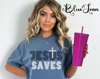Camiseta con colores de Jesús salva, camiseta cristiana, camiseta de fe, camiseta de iglesia, camisetas de Jesús, regalos religiosos, camiseta motivacional