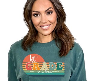 First Grade Retro Sunset Vibes Team comfort kleuren shirt, ploeg team crew, terug naar school shirt, leuke onderwijsoutfit, cadeau voor leraren