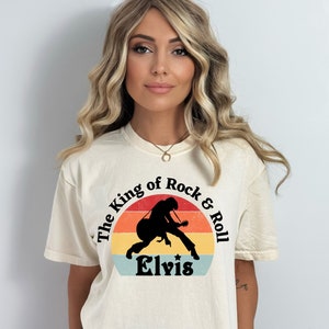 Der König des Rock and Roll Retro Sonnenuntergang Elvis Comfort Farben Shirt, Retro Elvis Shirts, Elvis Presley Shirt, Elvis Shirt, Elvis Fan, der König