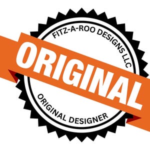 Op de afbeelding: Een cirkelvormig zwart-wit logo met een oranje banner. De banner leest "ORIGINAL" in dikke witte letters. Het logo bevat ook de tekst "FITZ-A-ROO DESIGNS LLC" en "ORIGINAL DESIGNER".