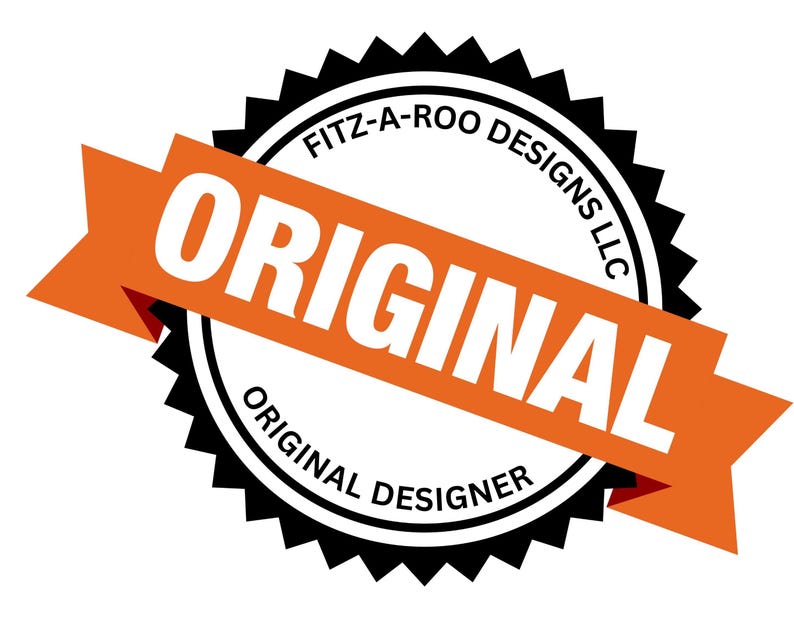 Op de afbeelding: Een cirkelvormig zwart-wit logo met een oranje banner. De banner leest "ORIGINAL" in dikke witte letters. Het logo bevat ook de tekst "FITZ-A-ROO DESIGNS LLC" en "ORIGINAL DESIGNER".