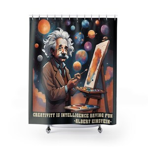 Op de afbeelding: Douchegordijn met een illustratie van Albert Einstein die planeten schildert. Hij houdt een penseel en een palet vast. Het gordijn heeft een zwarte achtergrond met kleurrijke planeten en de quote "CREATIVITY IS INTELLIGENCE HAVING FUN -ALBERT EINSTEIN-".